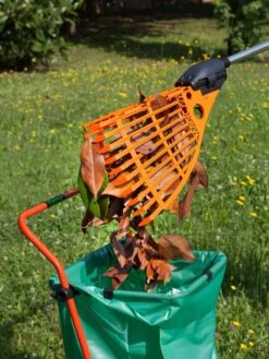 Magic Fly® Leaf Rake -Backyard Bloomers 3 4 crop 8611047 05V tif