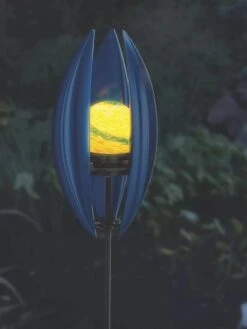 Wind Powered Garden Spinner Light -Backyard Bloomers 8600622 02V tif